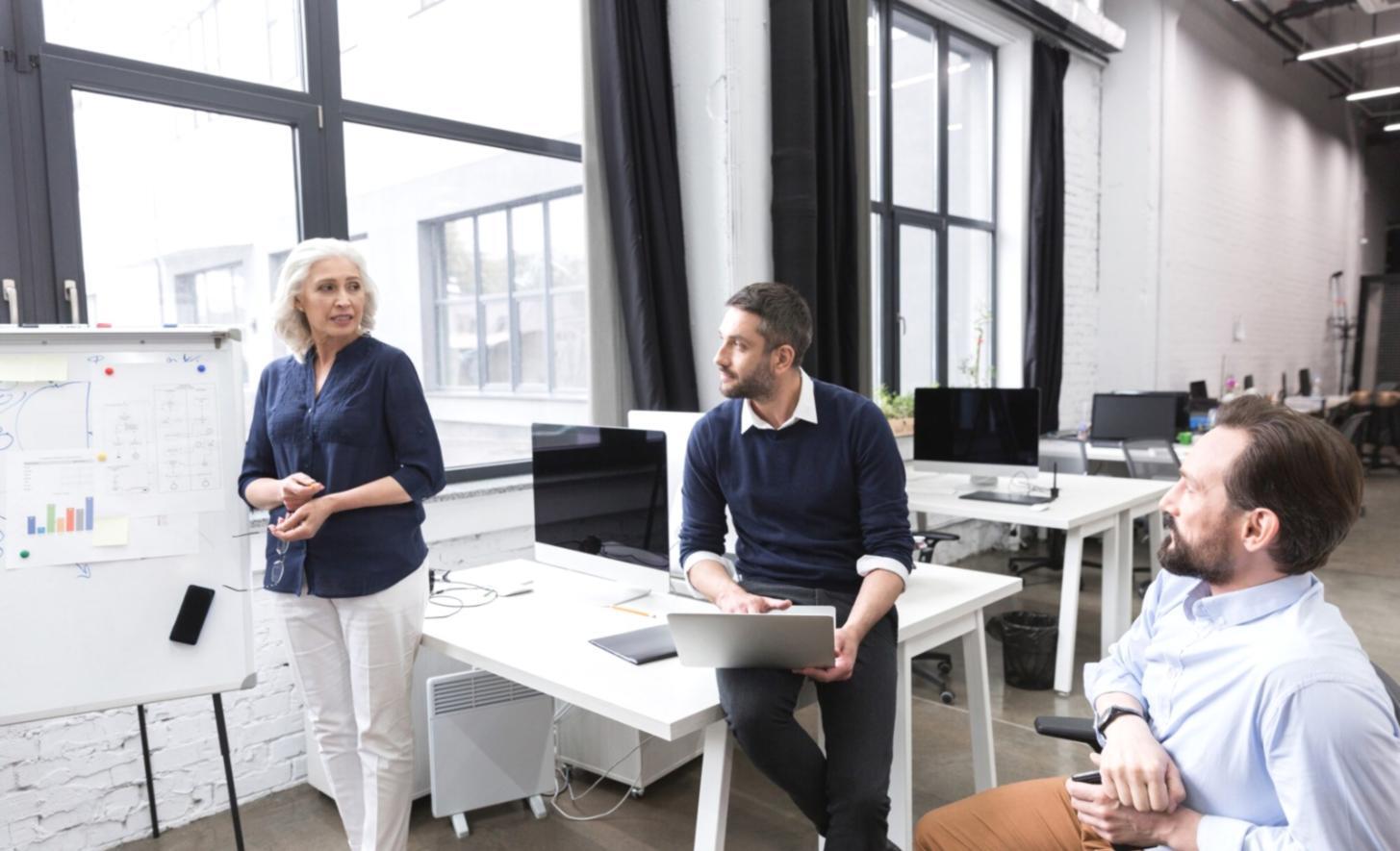 Moderne Arbeitsumgebung mit verschiedenen Lernmaterialien und digitalen Tools